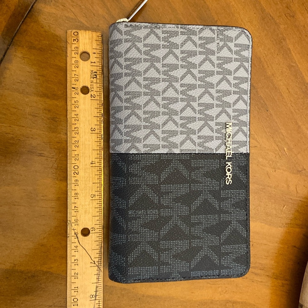 Cellphone wallet..EUC…like new only used for a short time